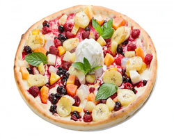 Пицца на десерт с творогом и фруктами