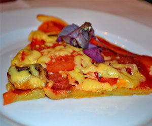Тесто для пиццы без яиц + начинка из колбасы копченой, помидор, кукурузы, оливок = вкусное блюдо
